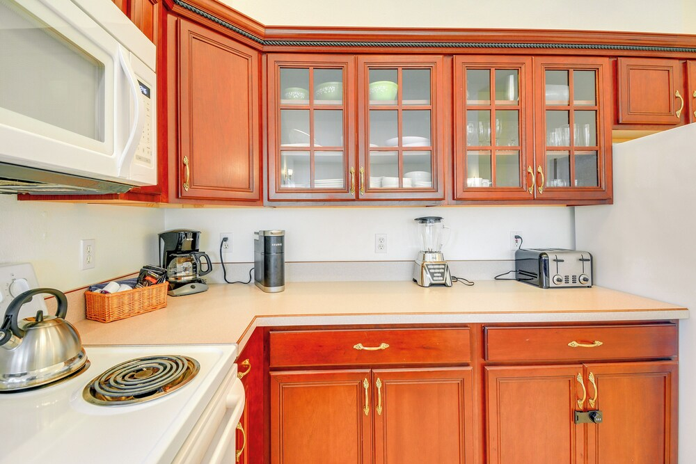 Ocean Shores Condo w/ Private Tub < 1 Mi to Beach!