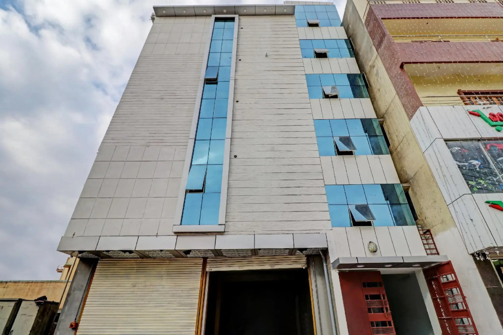 OYO 78917 Mandhara Suites