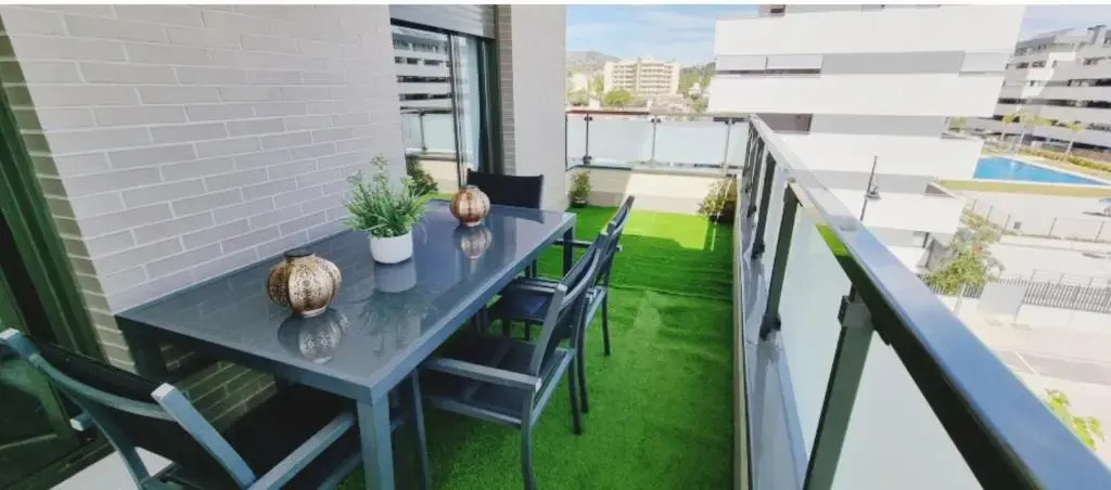 Excellent location- Beach, Pool, Telework, 2 Bikes, Parking & Wifi GRATIS at "CaSa Carol'S"