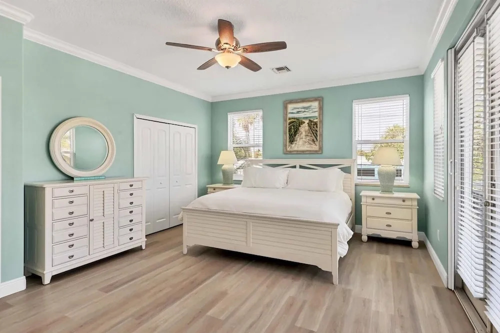 Aqua Vista 4 Bedroom Home by RedAwning
