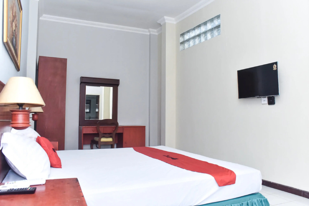RedDoorz near Kampung Warna Warni