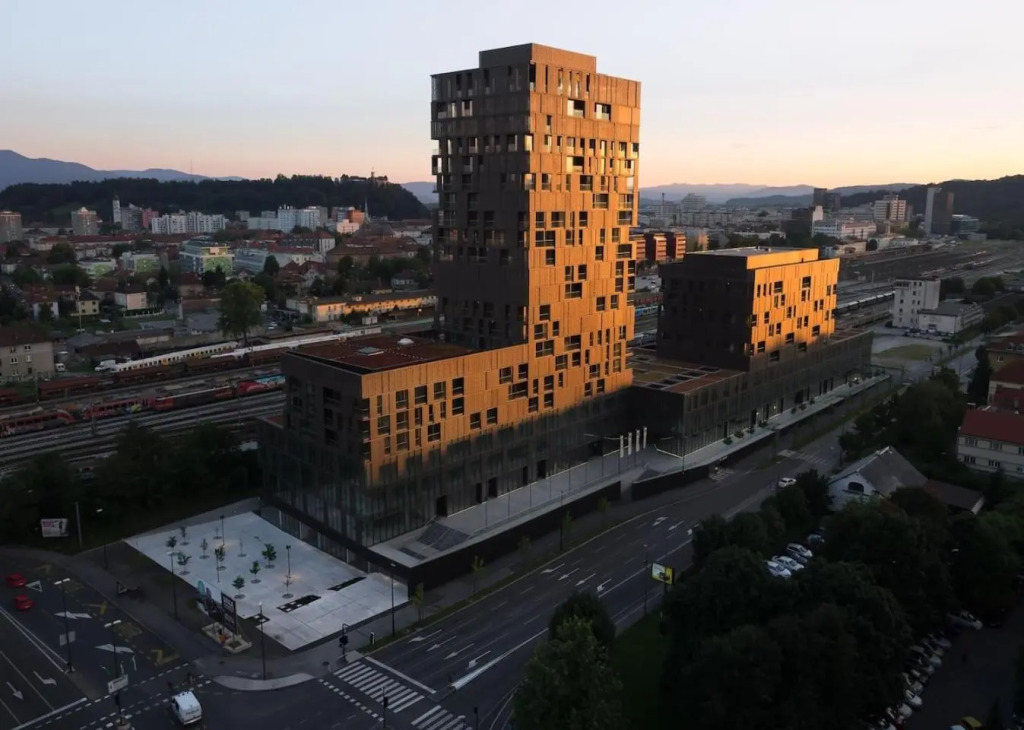 Slovenia Crib