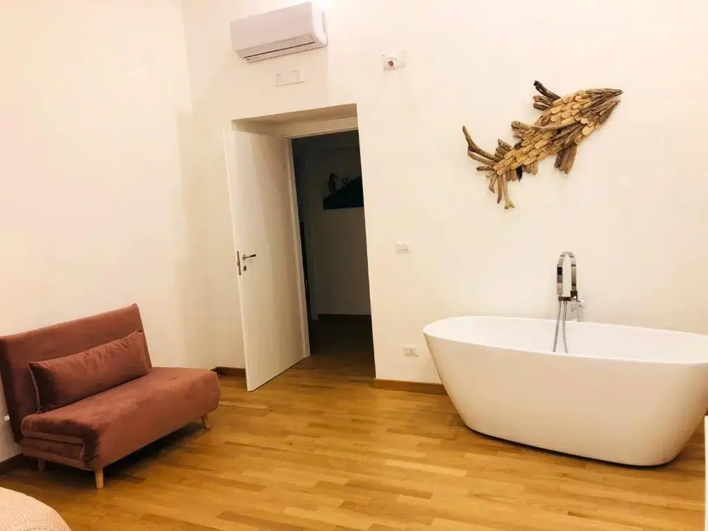 5 bedrooms appartement at Napoli 500 m away from the beach with sea view and wifi
