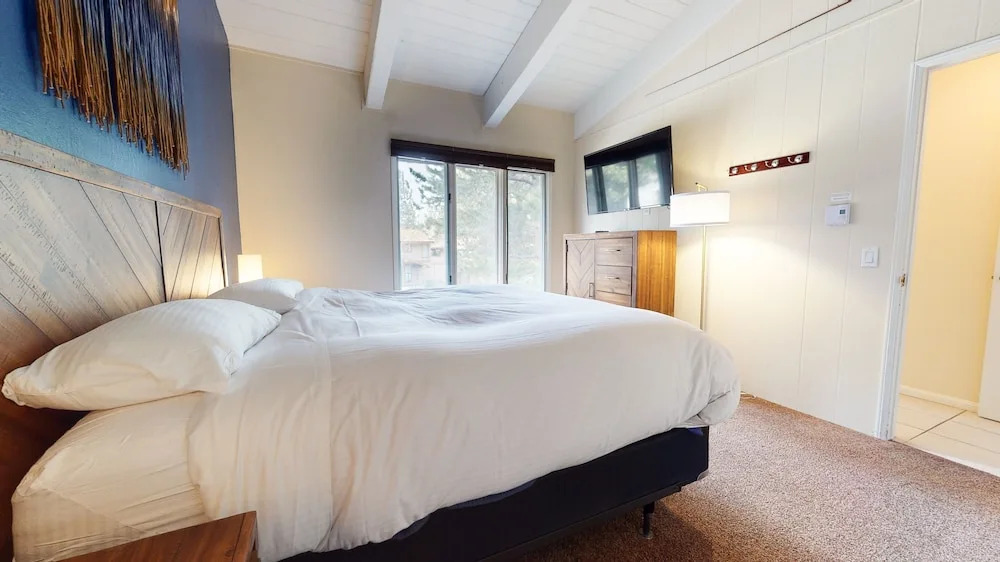 Chateau de Montagne 29 Updated and Spacious with Private Washer Dryer, On The Shuttle Route by RedAwning