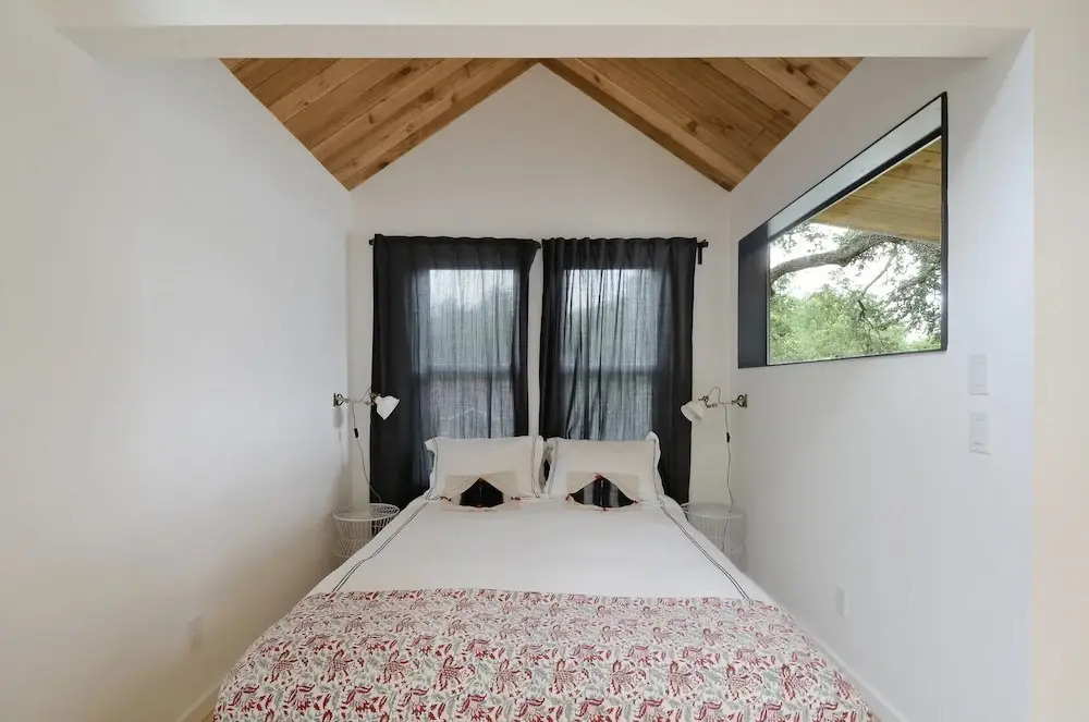 1BR SoCo Treehouse Studio by RedAwning