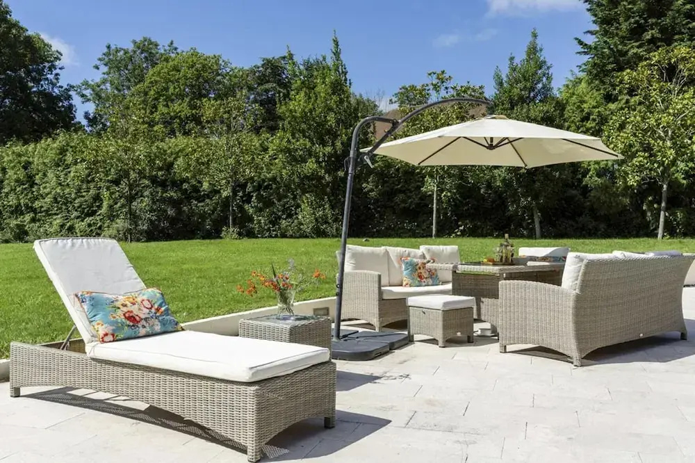 Sleeps10/18-parking-garden-pool-hottub-balcony