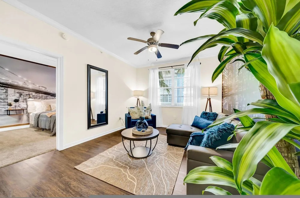 Modern 2BR 2BA King Bed Pool Gym 7