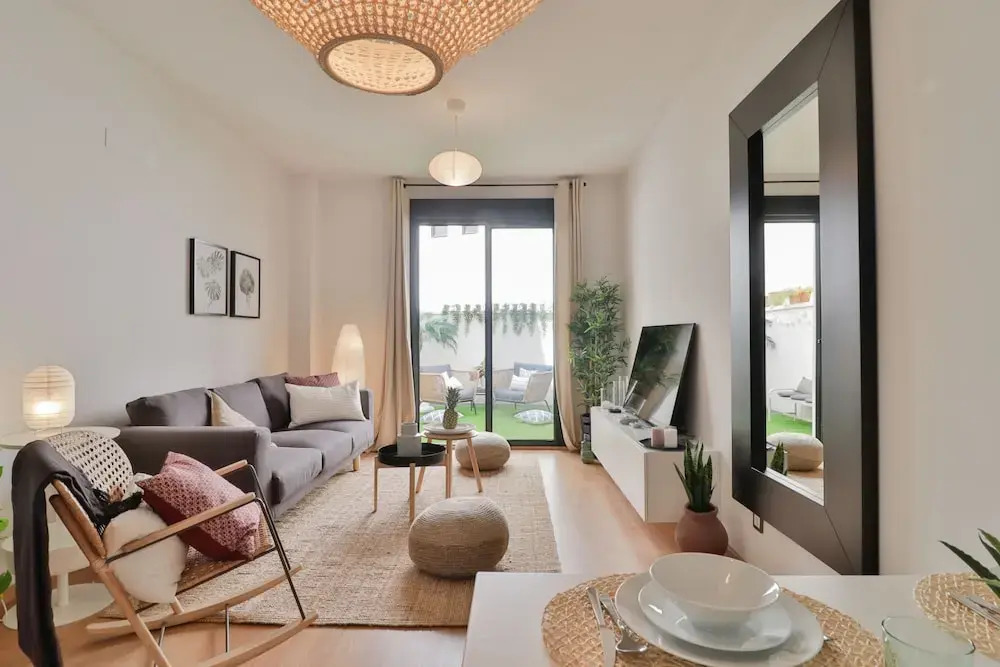 Deluxe Apartment Downtown with Pool and Parking