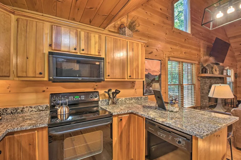 Blue Ridge Cabin: Hot Tub, Fire Pit & Grill!