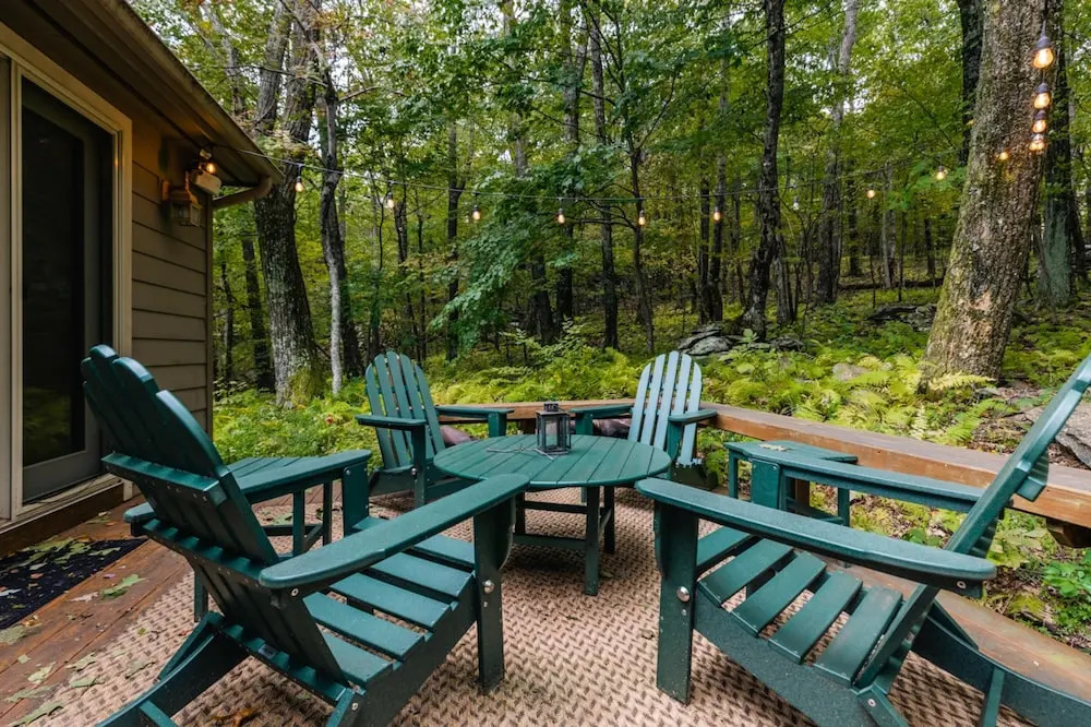 Cozy Wintergreen Retreat Fireplace & Spacious Deck