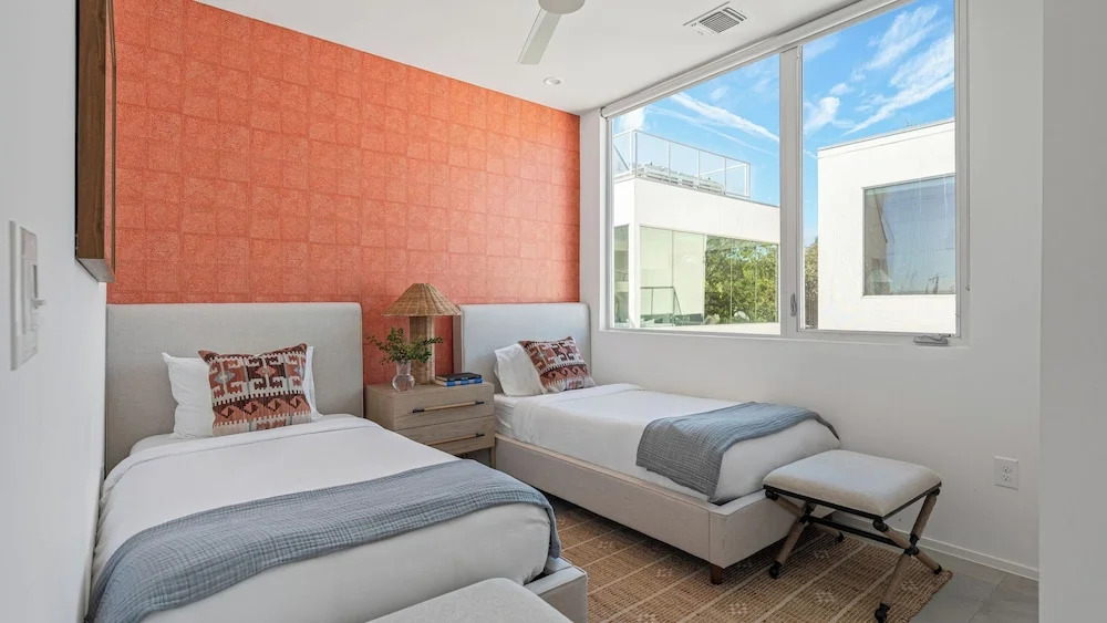 Luxe 11bdr w/ Putting Green, Game Room, Pool Bouldin Collective by Avantstay