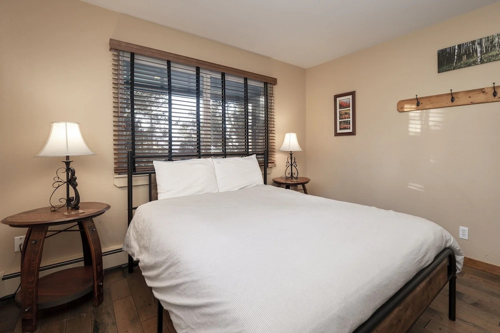Hi Country Haus - 10-18... 2 Bedroom Condo by RedAwning