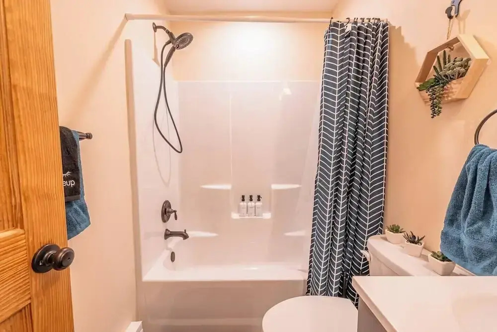 NEW Large Group Summer Getaway W/hot Tub + Game Room!