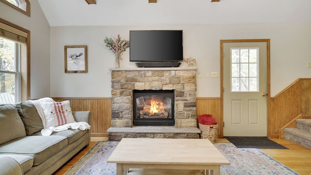 Woodland Oasis by Avantstay Hot Tub, Firepit, Walk to Lake