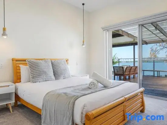 Spacious 4BR Riverfront Getaway in Taren Point