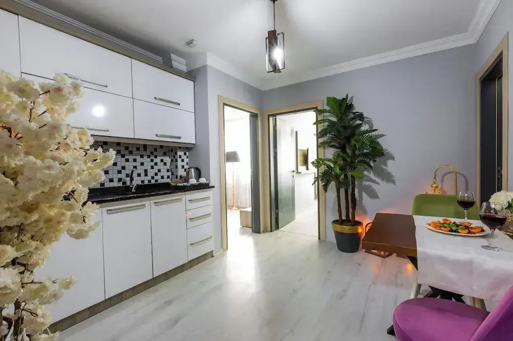 Li̇fe Pool Sui̇te Hotel