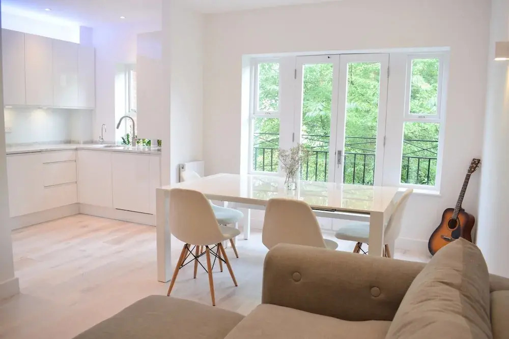 Stylish 2 Bedroom Apartment in Queen's Park