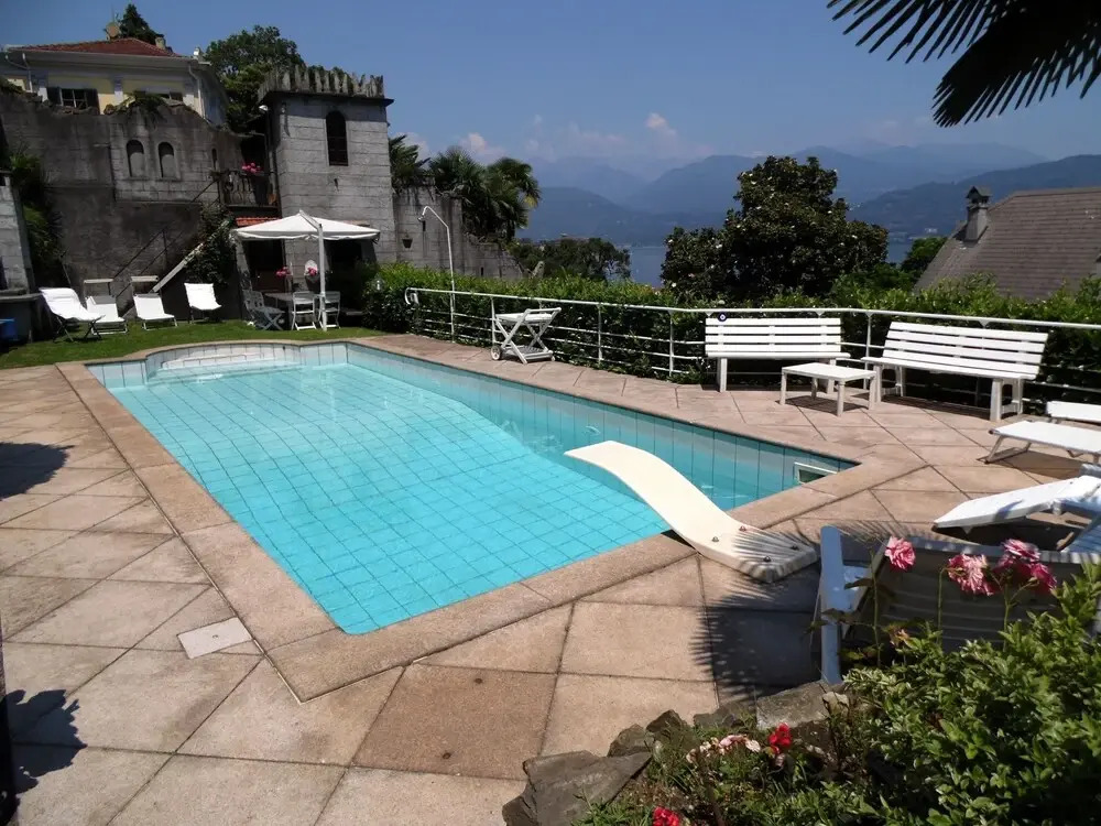 Villa with pool, facing the lake, in a unique location with beautiful views