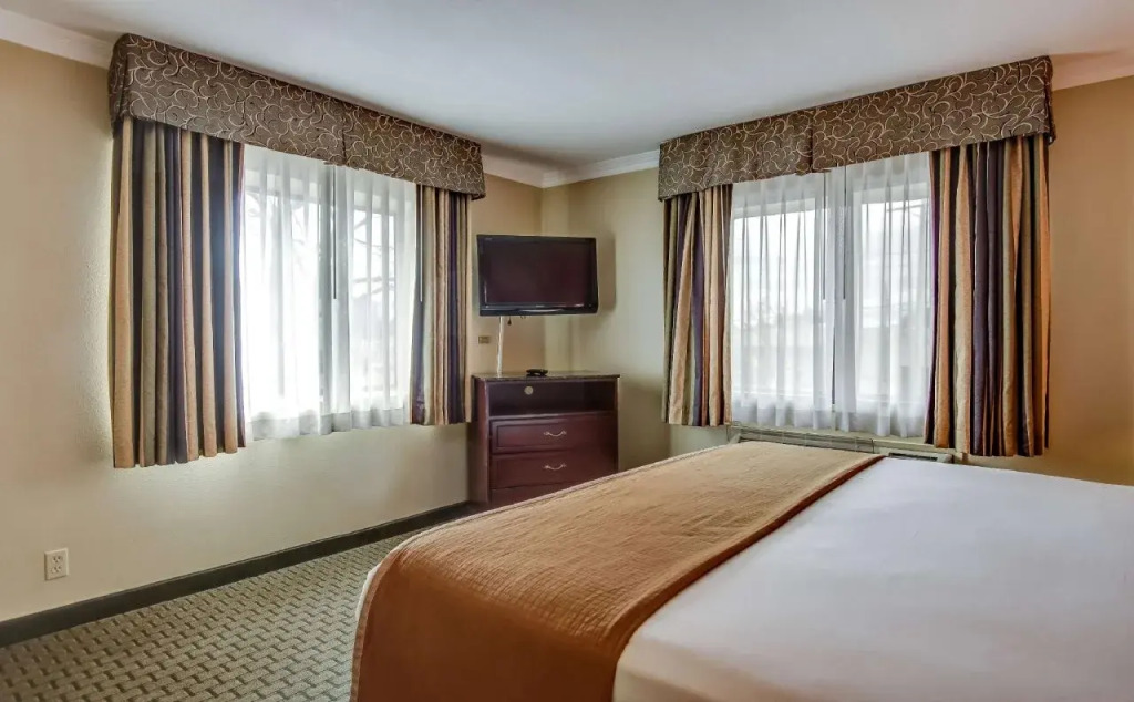 Howard Johnson Inn & Suites Reseda