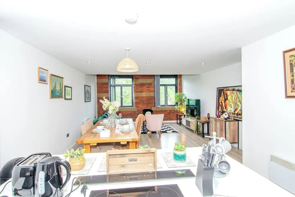 Charming 2-bedroom Apartment in Bradford With City Views