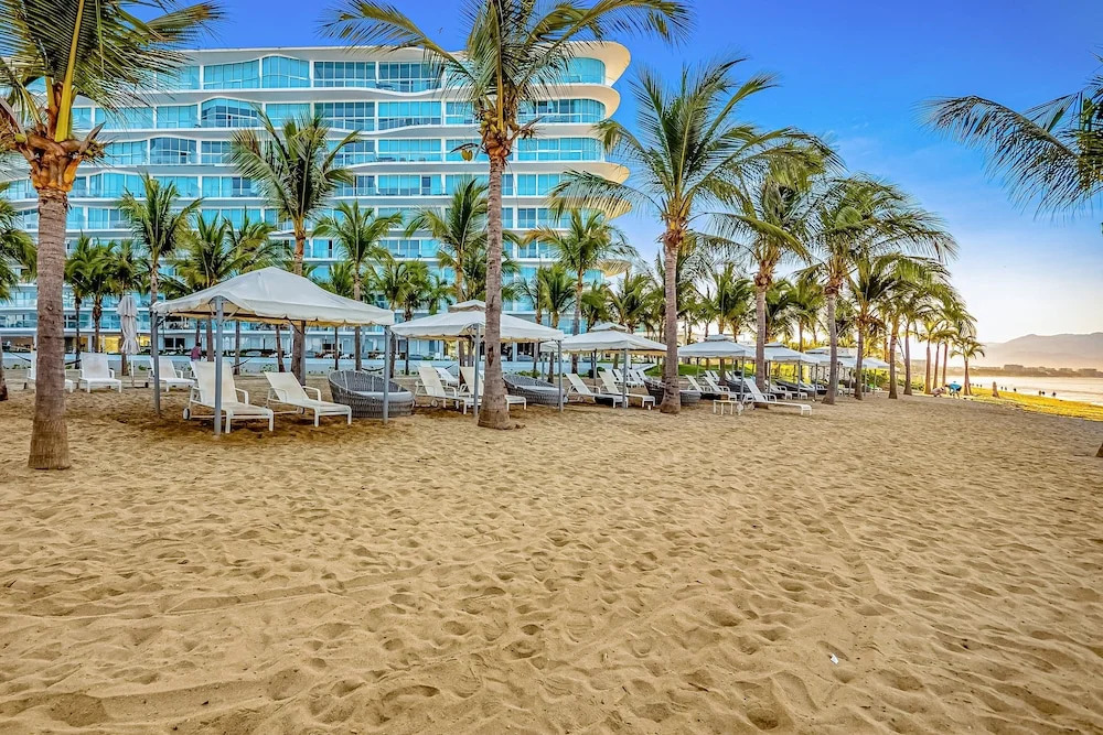 Oceanfront Luxury With Amazing View, 4 Pools, Private Beach, On-site Spa, Dining