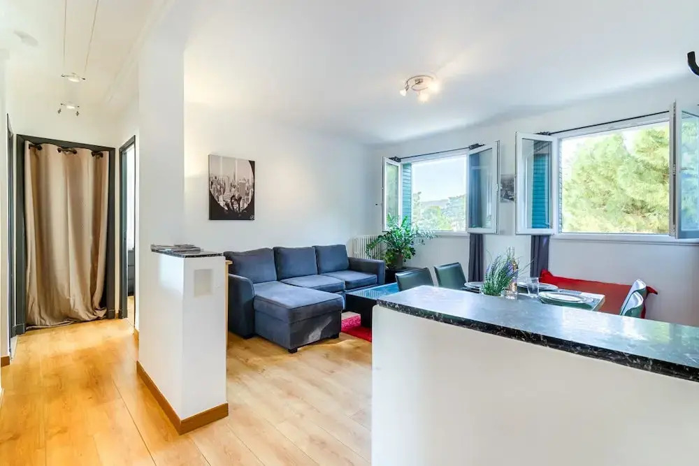 Prado - Velodrome : 2-bedroom Flat With Carpark