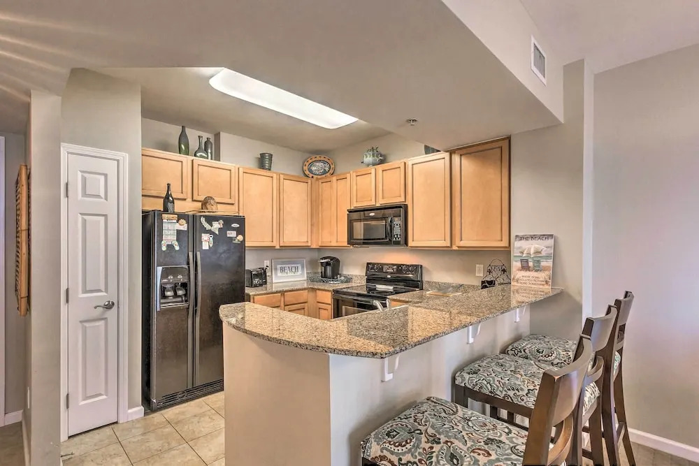 Destin Condo w/ Amenities & Pool < 1/2 Mi to Beach