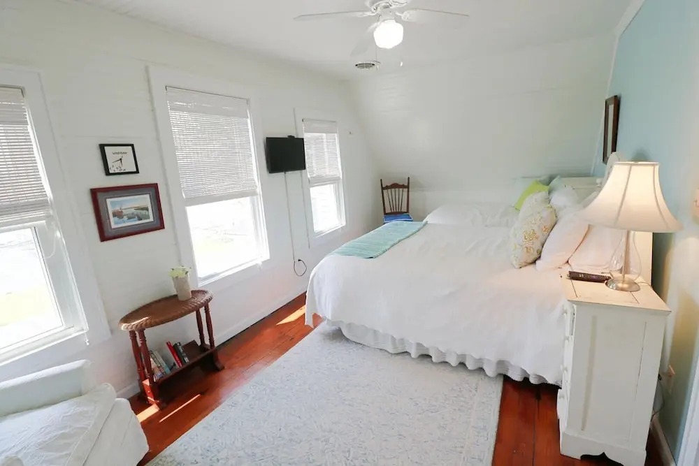 3723 Pleasant Ave. 3 Bedroom Home by RedAwning