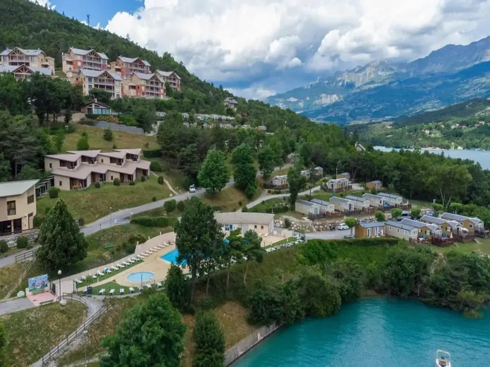 Mobile Homes for 4 People With Lake View in Residence L'ecrin du Lac, Chorges