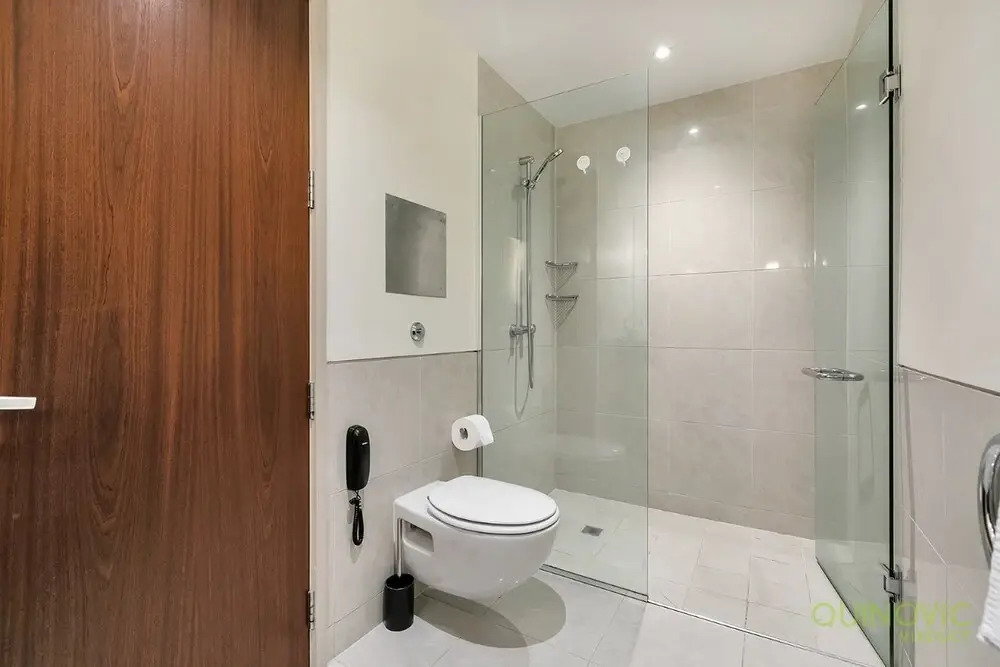 QV Central Upscale Apt in a Hotel (929)