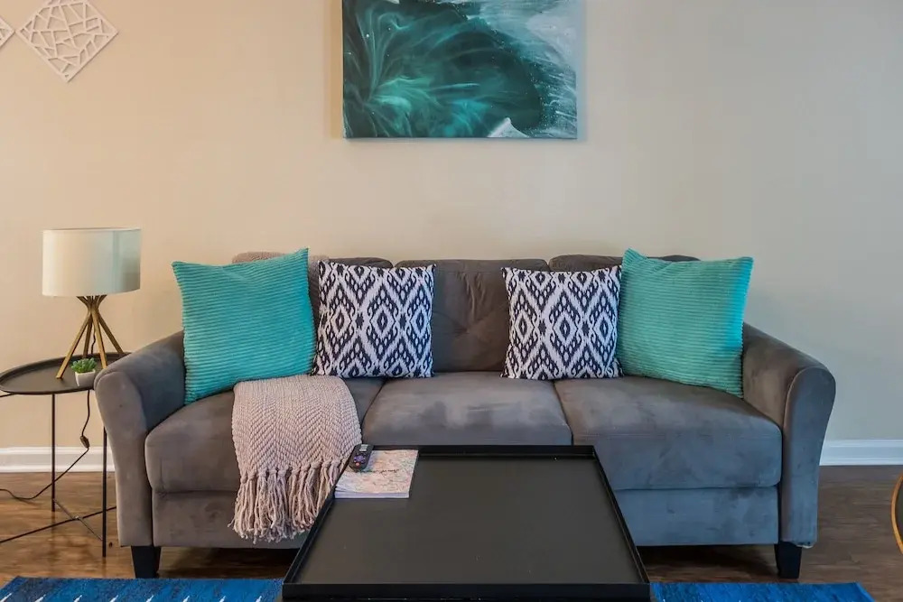 Southside 1 BR Apt with Parking by Frontdesk