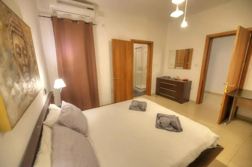 Large 3 bedrooms steps away from Balluta Bay BCAM2-1