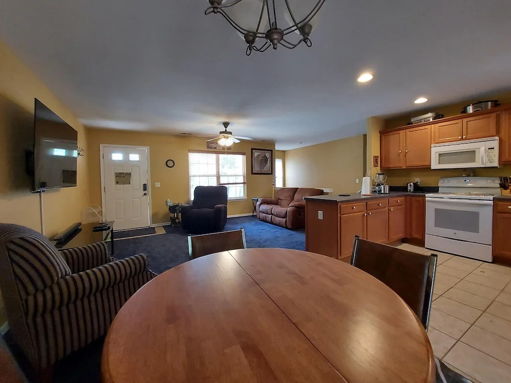 Blue Bird Hill with Deck & Middle of Branson Location