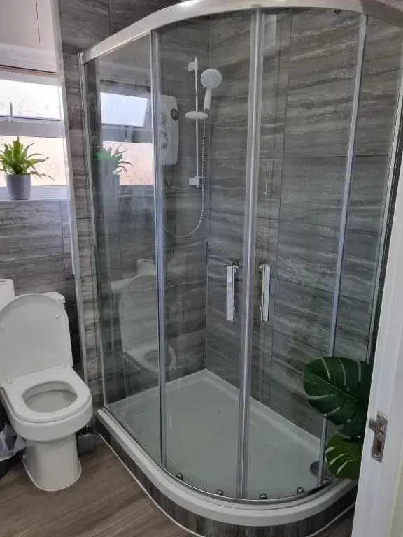 Modern 2-Bed Home - Private Garden Parking & WiFi