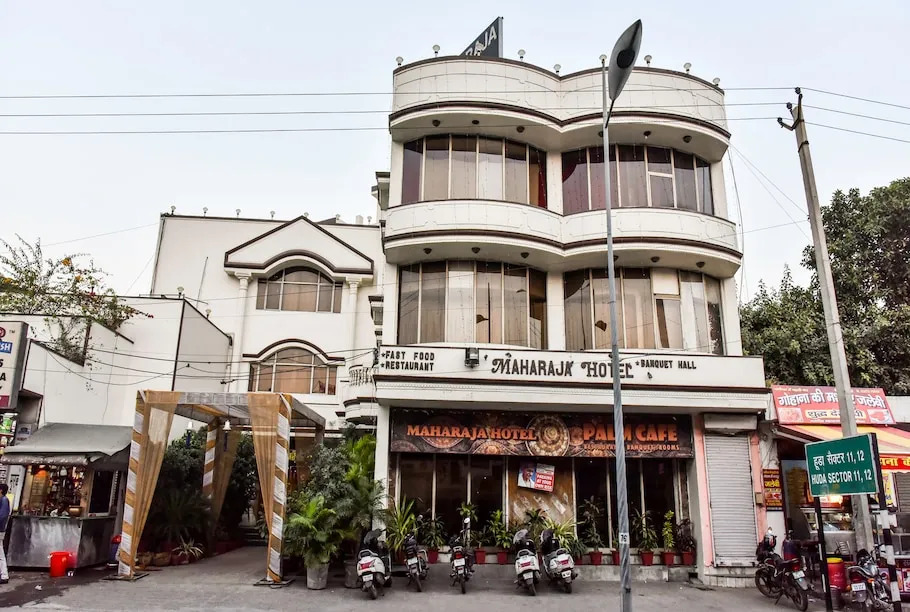 OYO 4064 Maharaja Hotel