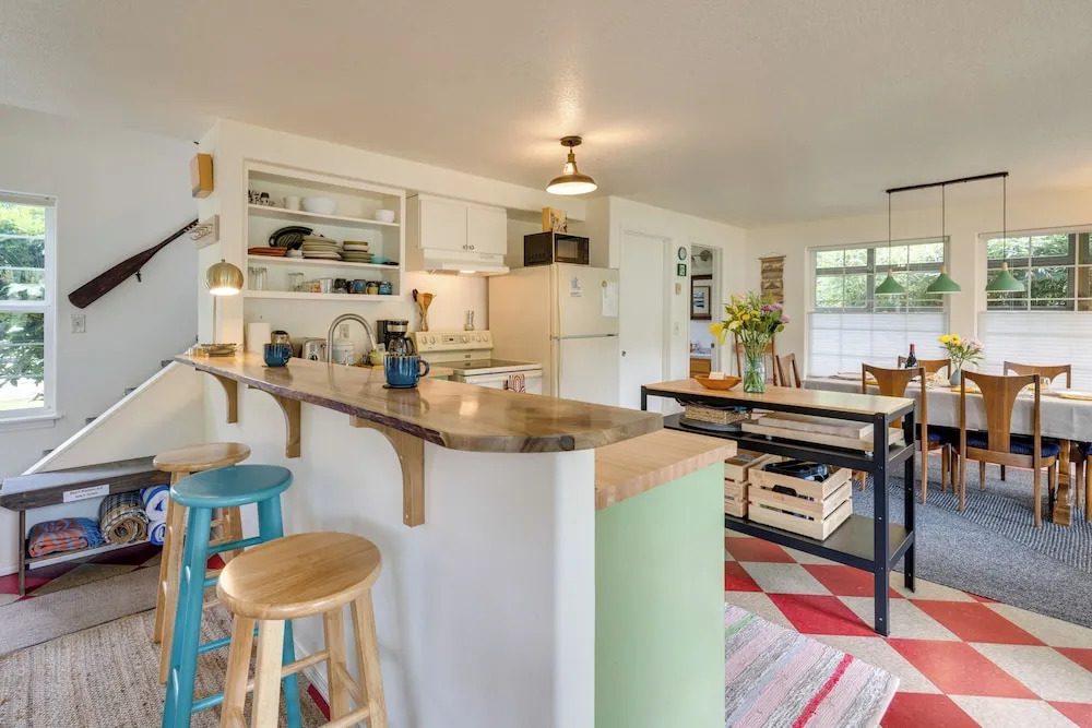 Charming Rockaway Beach House, Walk to Ocean