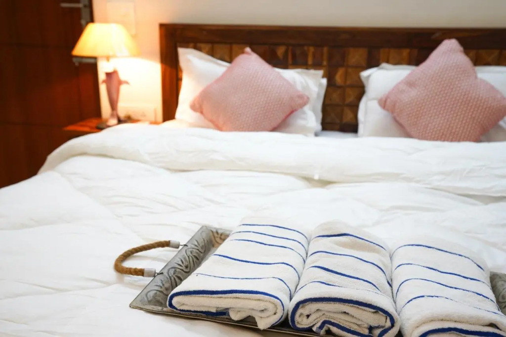 Lime Tree Luxurious 3BHK Serviced Apartment Near Medanta