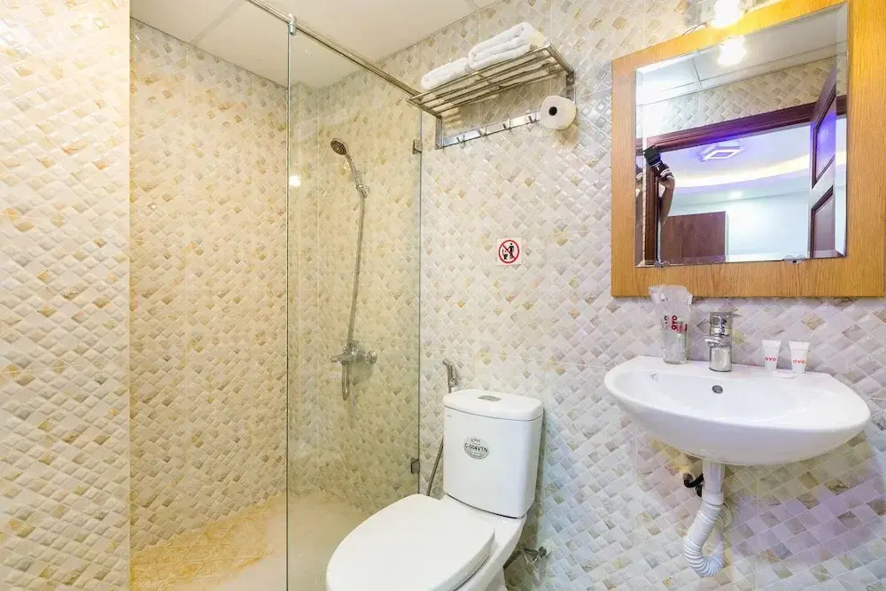 OYO 652 Monaco Hotel (Vaccinated Staff)