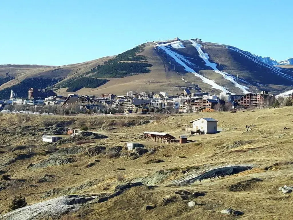 Apartment With 2 Bedrooms in Huez, With Wonderful Mountain View and Fu