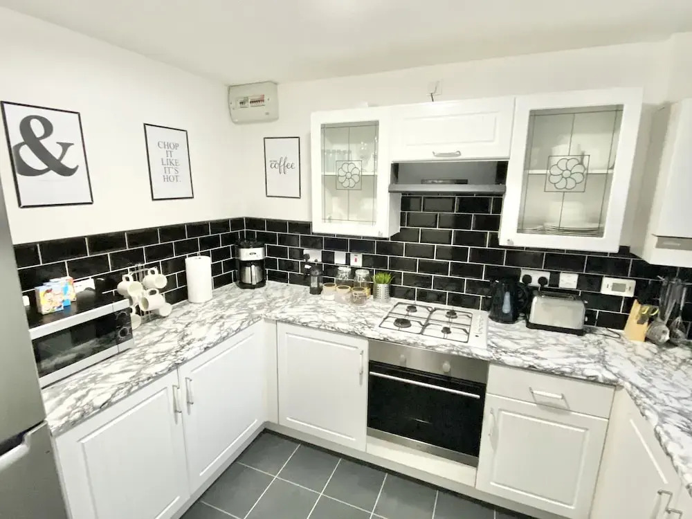 3-bed Townhouse Parking Deep Cleaned