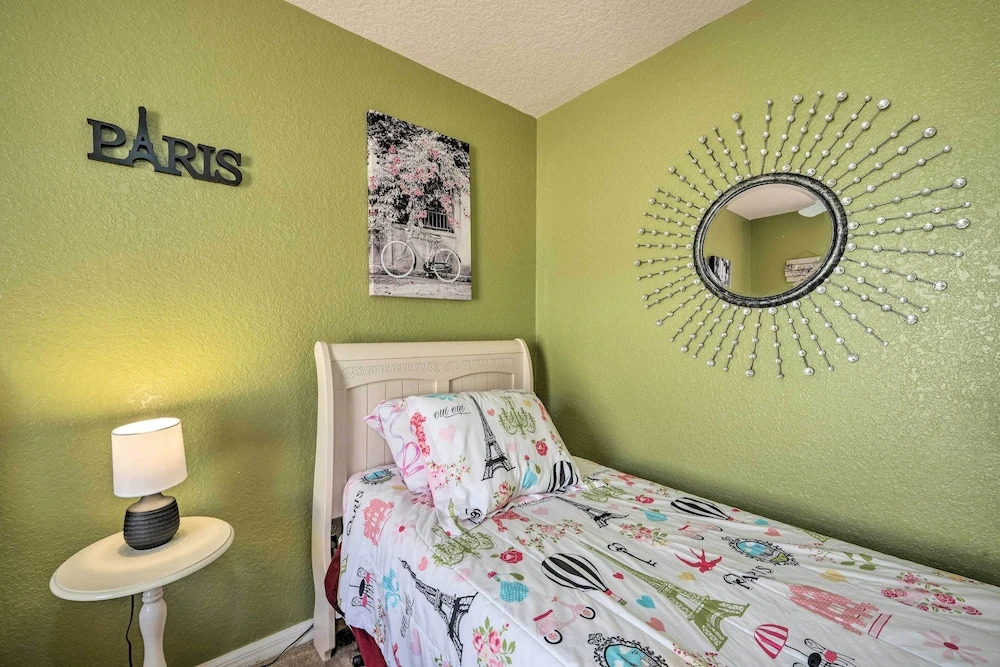 10 Mi to Disney + Heated Pool: Florida Abode!