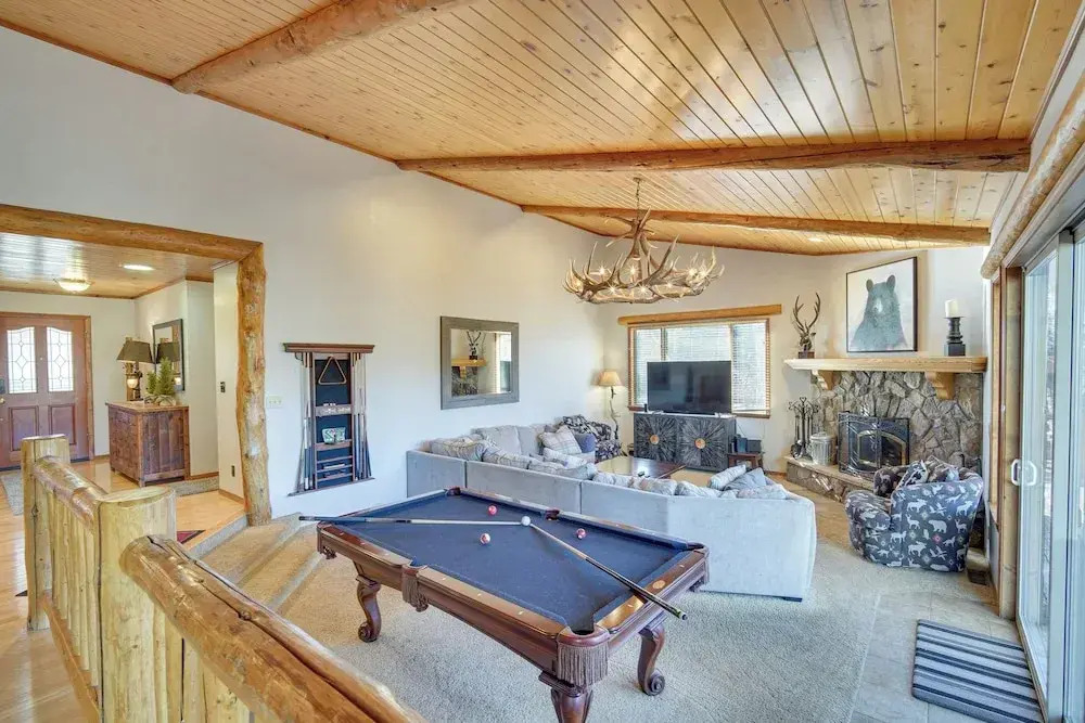 Big Bear Lake Cabin w/ Hot Tub & Gas Fire Pit!