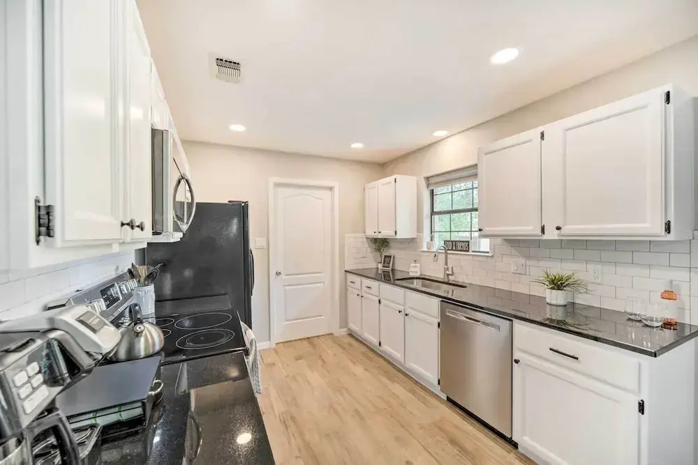 Fredericksburg Home w/ Hot Tub - 1 Mi to Dtwn