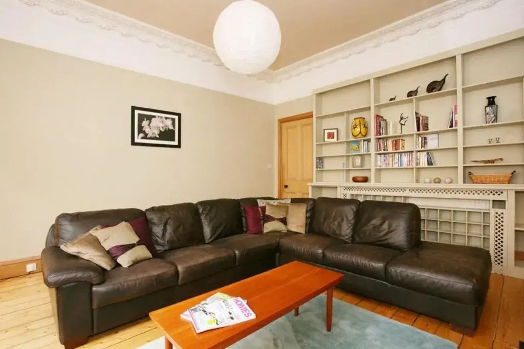 297 - Charming, spacious 2 bedroom apartment in the center of Edinburgh's Old Town