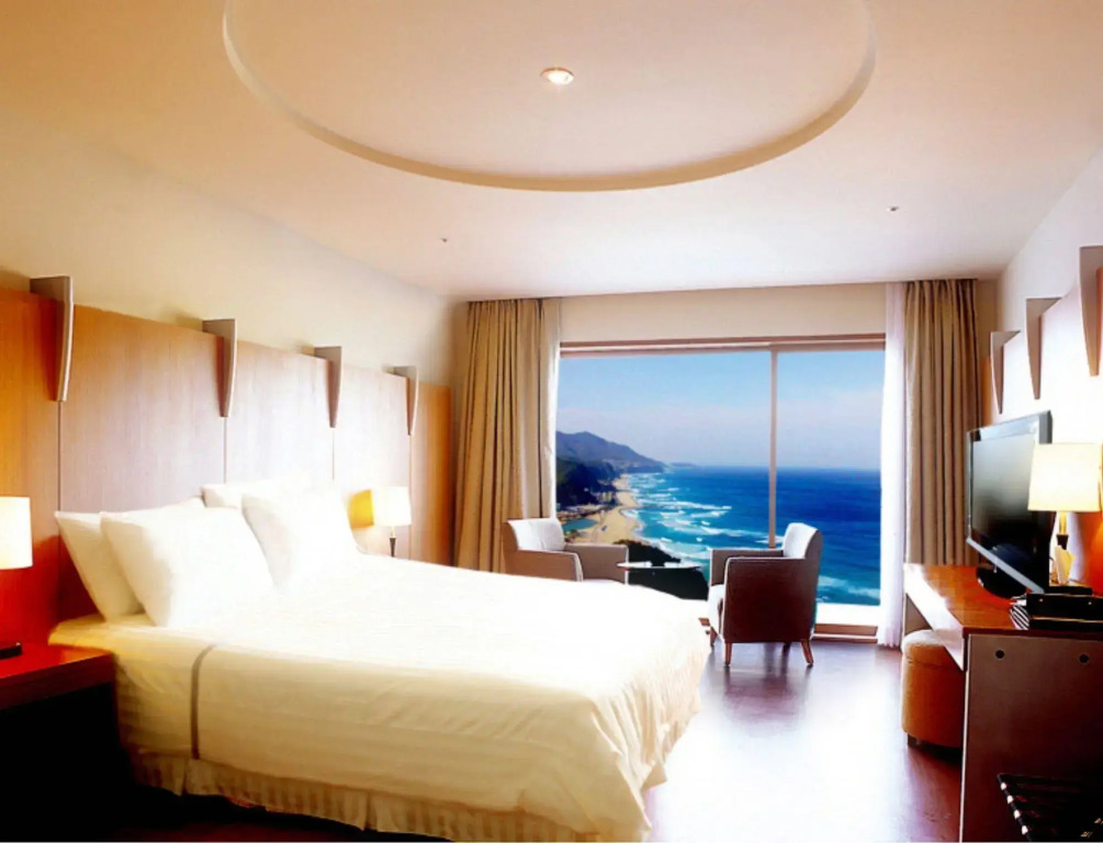 Sun Cruise Resort and Yacht