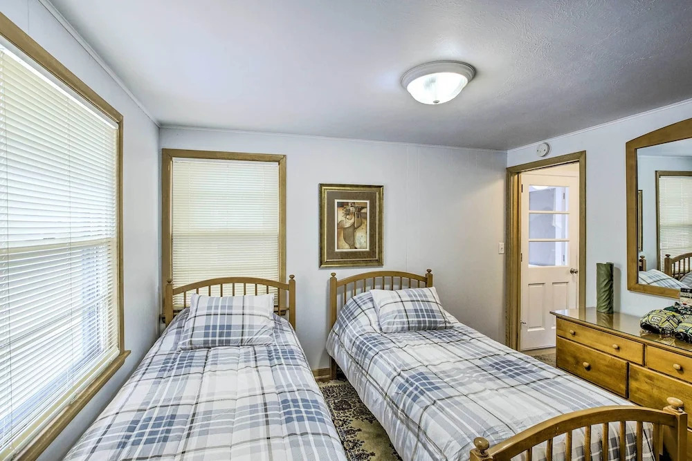 Green Bay Home: 3 Blocks to Lambeau Field!