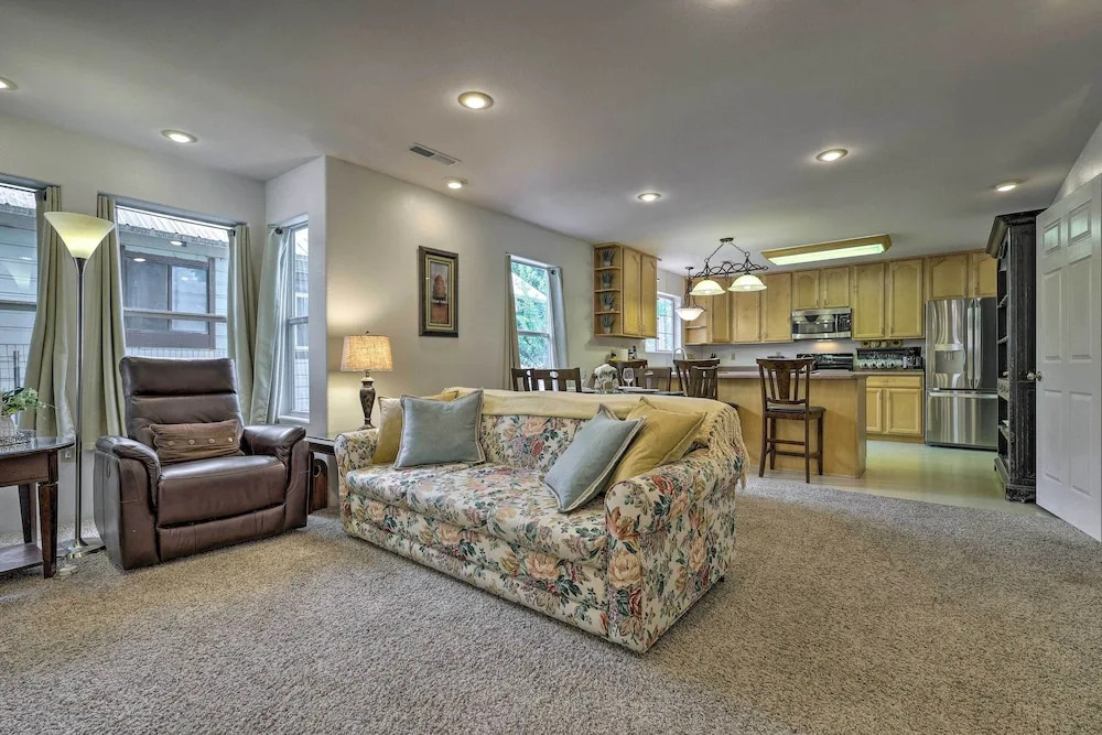 Outdoorsy Caliente Retreat w/ Screened Porch