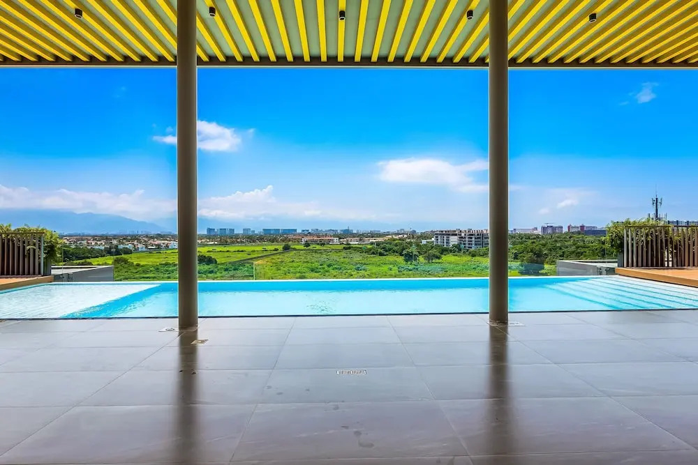Modern Condo With Breathtaking Views, Infinity Pool, and en Suite Bedrooms
