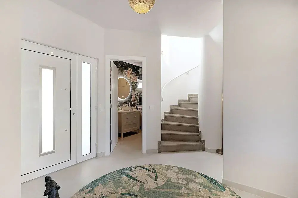 Casa Ella - Beautifully Renovated Townhouse Walkin