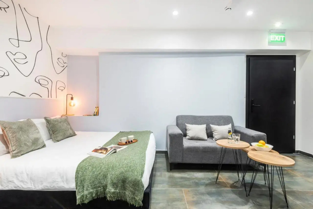 Cozy New Space City Center & steps from beach M7